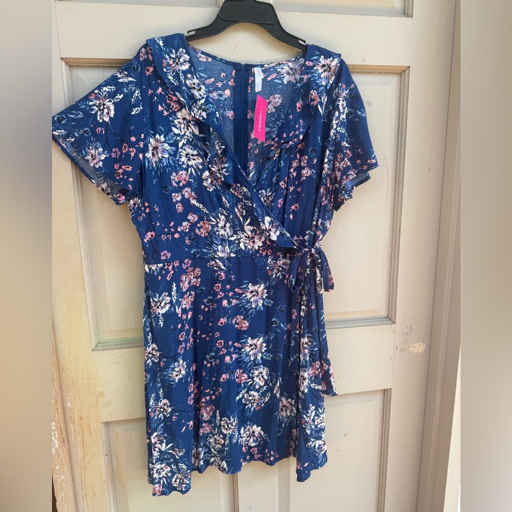 ⭐️NWT blue floral wrap dress in XL